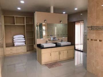 Luxury Mansion in Pulu Amsic Angeles City beside Golf course near Clark