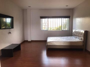 Luxury Mansion in Pulu Amsic Angeles City beside Golf course near Clark