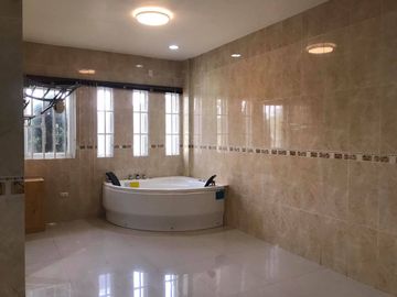 Luxury Mansion in Pulu Amsic Angeles City beside Golf course near Clark
