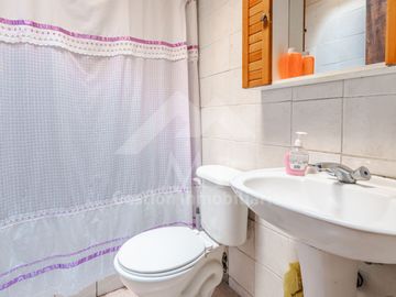 Casa En Venta 5 Dorm, 2 Baños. José Arrieta / Consistorial
