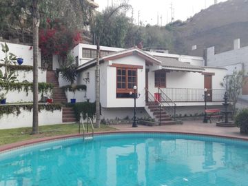 VENDO CASA CON PISCINA CERCA A MOLINA PLAZA – LA MOLINA