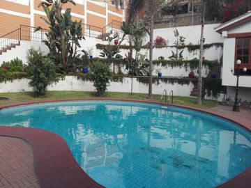 VENDO CASA CON PISCINA CERCA A MOLINA PLAZA – LA MOLINA