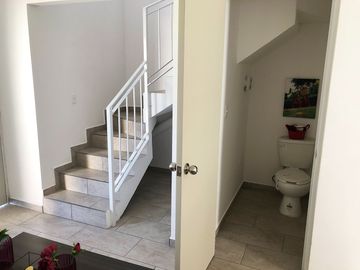 Casa de 2 recámaras en Villas de la Estancia a 8 minutos del Pueblito Querétaro