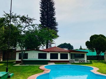 VENDO BONITA CASA CON ALBERCA EN TETELCINGO CUAUTLA MORELOS