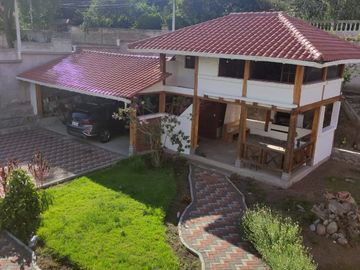 EN VENTA CASA DE CAMPO CON JARDINES Y ARBOLES FRUTALES, SECTOR GUAYLLABAMBA, URBANIZACIÓN OFICIALES DE LA POLICIA