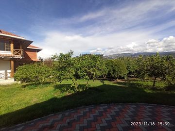 EN VENTA CASA DE CAMPO CON JARDINES Y ARBOLES FRUTALES, SECTOR GUAYLLABAMBA, URBANIZACIÓN OFICIALES DE LA POLICIA