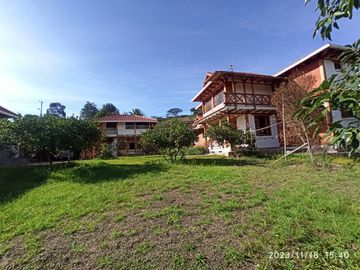 EN VENTA CASA DE CAMPO CON JARDINES Y ARBOLES FRUTALES, SECTOR GUAYLLABAMBA, URBANIZACIÓN OFICIALES DE LA POLICIA
