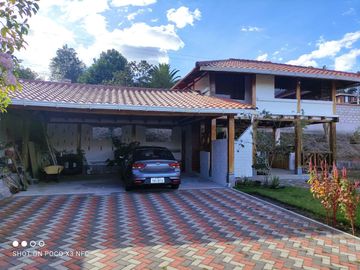 EN VENTA CASA DE CAMPO CON JARDINES Y ARBOLES FRUTALES, SECTOR GUAYLLABAMBA, URBANIZACIÓN OFICIALES DE LA POLICIA