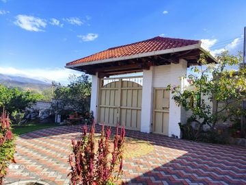 EN VENTA CASA DE CAMPO CON JARDINES Y ARBOLES FRUTALES, SECTOR GUAYLLABAMBA, URBANIZACIÓN OFICIALES DE LA POLICIA