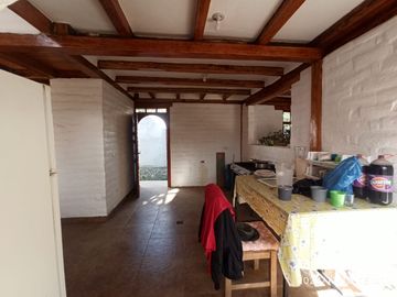 EN VENTA CASA DE CAMPO CON JARDINES Y ARBOLES FRUTALES, SECTOR GUAYLLABAMBA, URBANIZACIÓN OFICIALES DE LA POLICIA