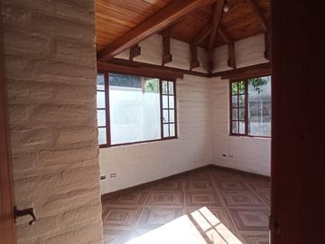 EN VENTA CASA DE CAMPO CON JARDINES Y ARBOLES FRUTALES, SECTOR GUAYLLABAMBA, URBANIZACIÓN OFICIALES DE LA POLICIA