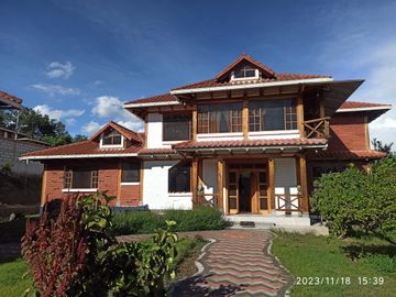 EN VENTA CASA DE CAMPO CON JARDINES Y ARBOLES FRUTALES, SECTOR GUAYLLABAMBA, URBANIZACIÓN OFICIALES DE LA POLICIA