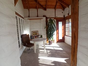 EN VENTA CASA DE CAMPO CON JARDINES Y ARBOLES FRUTALES, SECTOR GUAYLLABAMBA, URBANIZACIÓN OFICIALES DE LA POLICIA