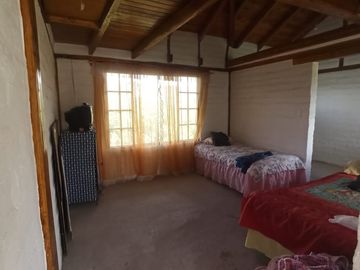EN VENTA CASA DE CAMPO CON JARDINES Y ARBOLES FRUTALES, SECTOR GUAYLLABAMBA, URBANIZACIÓN OFICIALES DE LA POLICIA