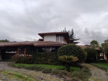 VENTA HERMOSA CASA INDEPENDIENTE LA ARMENIA SECTOR CONOCOTO