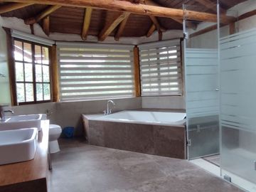 VENTA HERMOSA CASA INDEPENDIENTE LA ARMENIA SECTOR CONOCOTO
