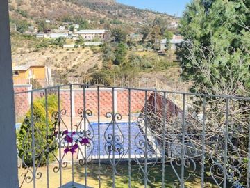 VENTA Casa de campo, alberca, cancha de tenis, amplio jardin.