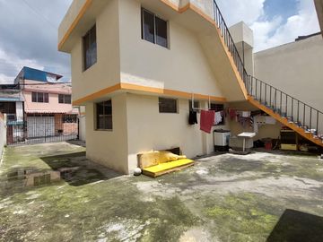 Casa esquinera e independiente de venta en Quitumbe