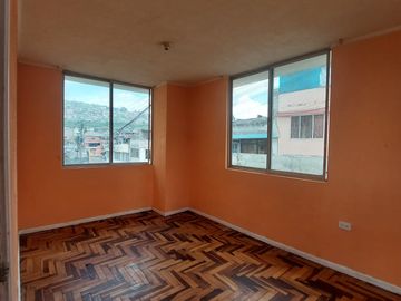 Casa esquinera e independiente de venta en Quitumbe