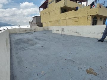 Casa esquinera e independiente de venta en Quitumbe