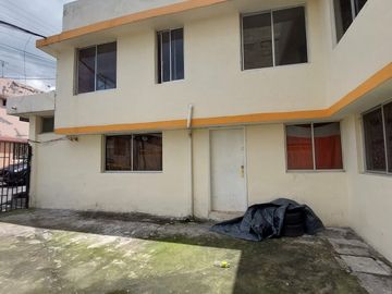 Casa esquinera e independiente de venta en Quitumbe