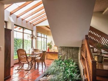 Casa de venta en la zona mas comercial de Cuenca ideal para uso comercial
