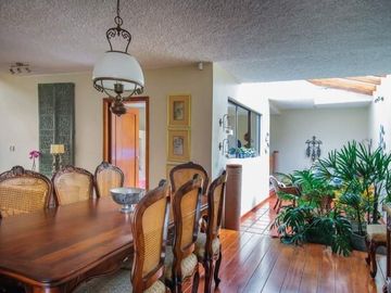 Casa de venta en la zona mas comercial de Cuenca ideal para uso comercial