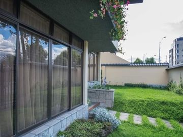 Casa de venta en la zona mas comercial de Cuenca ideal para uso comercial