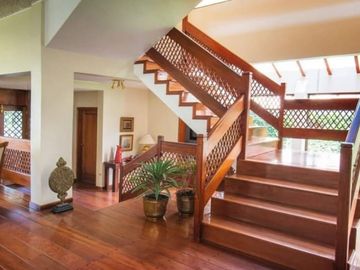 Casa de venta en la zona mas comercial de Cuenca ideal para uso comercial