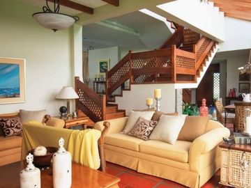 Casa de venta en la zona mas comercial de Cuenca ideal para uso comercial