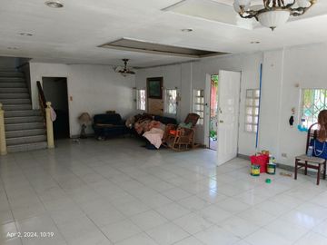 276 Sqm Lot Area, 7 BR, 3 T&B, 3 toilets, 2 carpark - RUSH Sale Metrovilla Valenzuela City