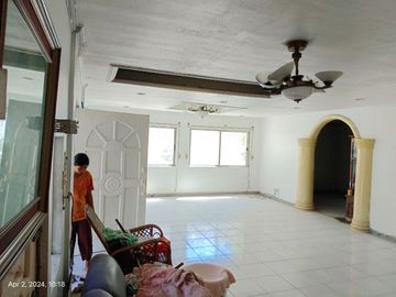 276 Sqm Lot Area, 7 BR, 3 T&B, 3 toilets, 2 carpark - RUSH Sale Metrovilla Valenzuela City