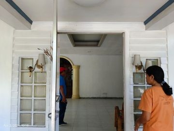 276 Sqm Lot Area, 7 BR, 3 T&B, 3 toilets, 2 carpark - RUSH Sale Metrovilla Valenzuela City