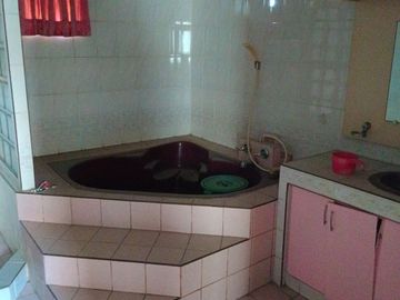 276 Sqm Lot Area, 7 BR, 3 T&B, 3 toilets, 2 carpark - RUSH Sale Metrovilla Valenzuela City