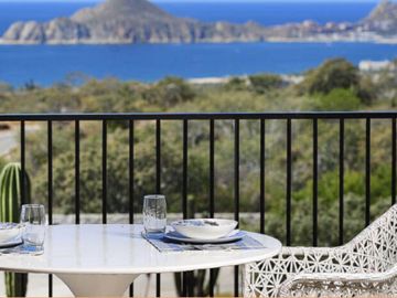 Departamento con vista al mar, alberca infinity y area de asador, spa y gimnasio, venta en Cabo San Lucas.