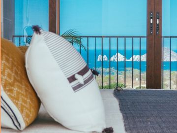 Departamento con vista al mar, alberca infinity y area de asador, spa y gimnasio, venta en Cabo San Lucas.