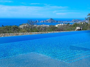 Departamento con vista al mar, alberca infinity y area de asador, spa y gimnasio, venta en Cabo San Lucas.