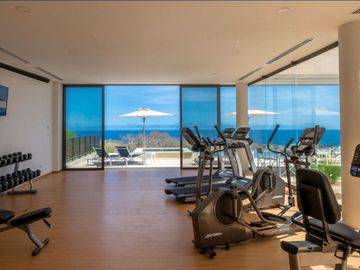 Departamento con vista al mar, alberca infinity y area de asador, spa y gimnasio, venta en Cabo San Lucas.