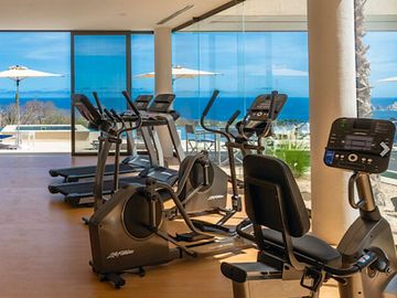 Departamento con vista al mar, alberca infinity y area de asador, spa y gimnasio, venta en Cabo San Lucas.