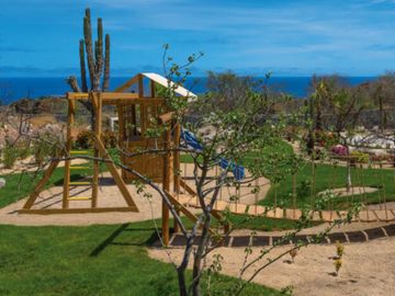 Departamento con vista al mar, alberca infinity y area de asador, spa y gimnasio, venta en Cabo San Lucas.