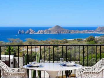 Departamento con vista al mar, alberca infinity y area de asador, spa y gimnasio, venta en Cabo San Lucas.