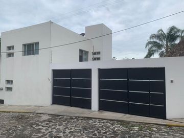 CASA EN VENTA CON  JARDIN,  Y ALBERCA EN CUERNAVACA MORELOS