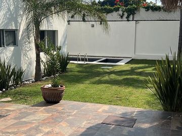 CASA EN VENTA CON  JARDIN,  Y ALBERCA EN CUERNAVACA MORELOS