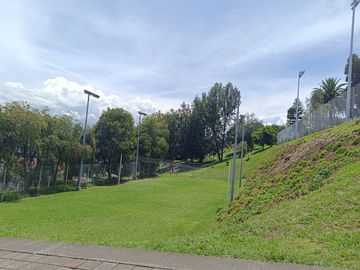 EXCLUSIVA PROPIEDAD EN VENTA - CUMBAYÁ - 884 M2