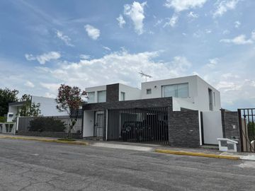 EXCLUSIVA PROPIEDAD EN VENTA - CUMBAYÁ - 884 M2