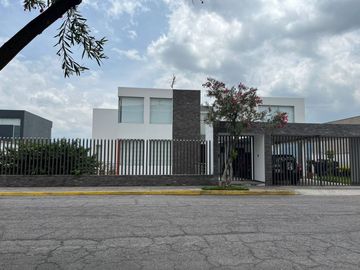 EXCLUSIVA PROPIEDAD EN VENTA - CUMBAYÁ - 884 M2