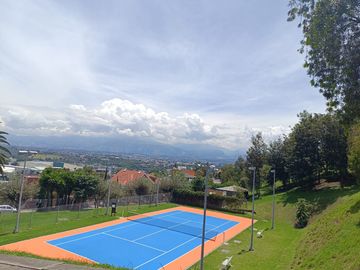 EXCLUSIVA PROPIEDAD EN VENTA - CUMBAYÁ - 884 M2