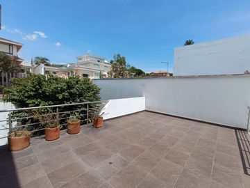 EXCLUSIVA PROPIEDAD EN VENTA - CUMBAYÁ - 884 M2