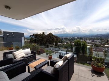EXCLUSIVA PROPIEDAD EN VENTA - CUMBAYÁ - 884 M2