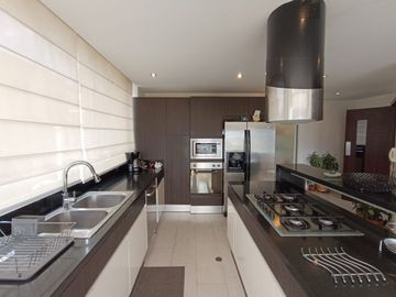 EXCLUSIVA PROPIEDAD EN VENTA - CUMBAYÁ - 884 M2